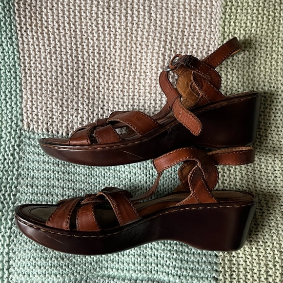 BORN leather summer wedge sandals in chestnut brown, 2 1/4” heel - Picture 3 of 5